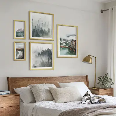 Vægdekoration med bjerglandskab motiv af bjerge, hytter og vand
