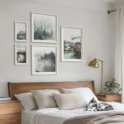 Vægdekoration med bjerglandskab motiv af bjerge, hytter og vand