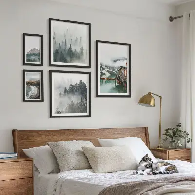 Vægdekoration med bjerglandskab motiv af bjerge, hytter og vand