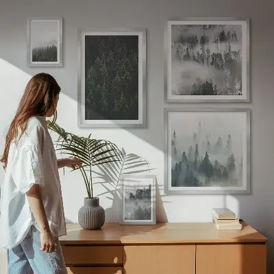 Billedsæt over sofa med motiv af grønne skove i tågede landskaber