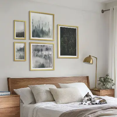 Billedsæt over sofa med motiv af grønne skove i tågede landskaber