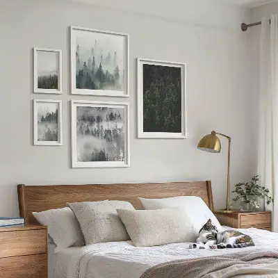 Billedsæt over sofa med motiv af grønne skove i tågede landskaber