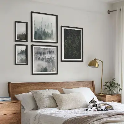 Billedsæt over sofa med motiv af grønne skove i tågede landskaber