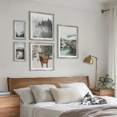 Billedsæt over sofa med naturmotiv af bjerge og dyreliv
