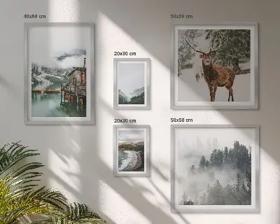 Billedsæt over sofa med naturmotiv af bjerge og dyreliv