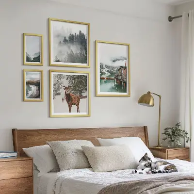 Billedsæt over sofa med naturmotiv af bjerge og dyreliv
