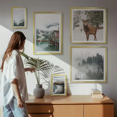 Billedsæt over sofa med naturmotiv af bjerge og dyreliv