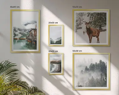 Billedsæt over sofa med naturmotiv af bjerge og dyreliv
