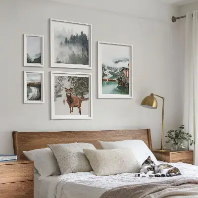Billedsæt over sofa med naturmotiv af bjerge og dyreliv
