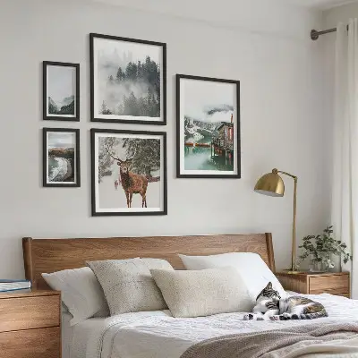 Billedsæt over sofa med naturmotiv af bjerge og dyreliv