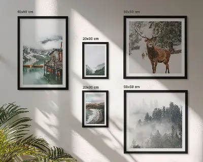 Billedsæt over sofa med naturmotiv af bjerge og dyreliv