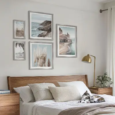 Billedsæt over sofa med motiv af stilfuld havudsigt