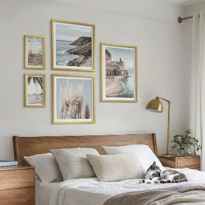 Billedsæt over sofa med motiv af stilfuld havudsigt
