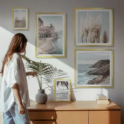 Billedsæt over sofa med motiv af stilfuld havudsigt
