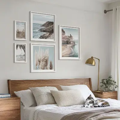 Billedsæt over sofa med motiv af stilfuld havudsigt