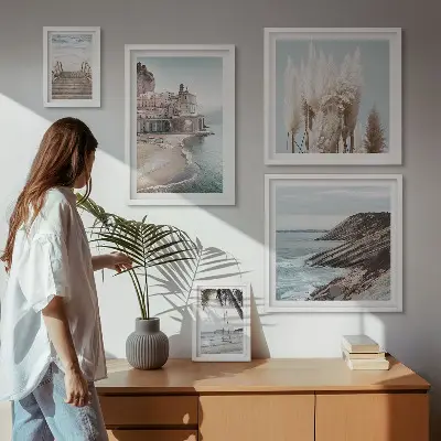 Billedsæt over sofa med motiv af stilfuld havudsigt