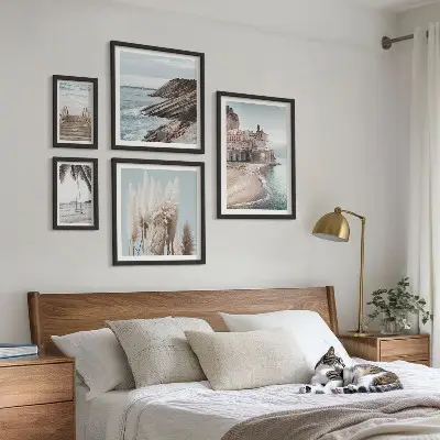 Billedsæt over sofa med motiv af stilfuld havudsigt
