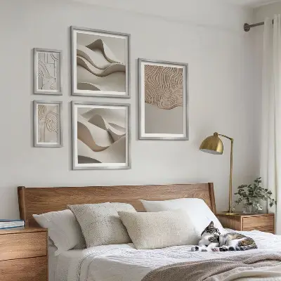 Billedsæt over sofa med abstrakte beige mønstre