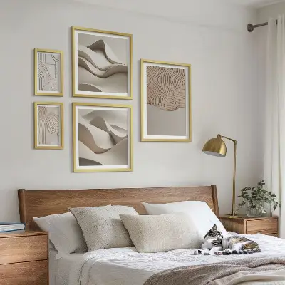 Billedsæt over sofa med abstrakte beige mønstre