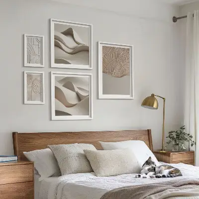 Billedsæt over sofa med abstrakte beige mønstre