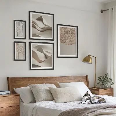 Billedsæt over sofa med abstrakte beige mønstre