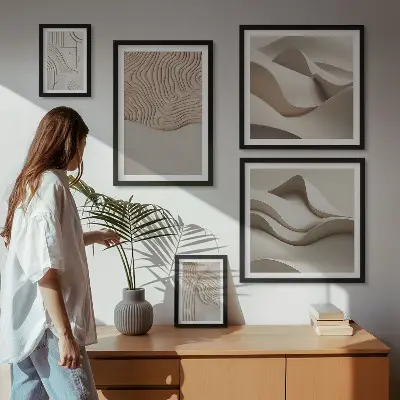 Billedsæt over sofa med abstrakte beige mønstre