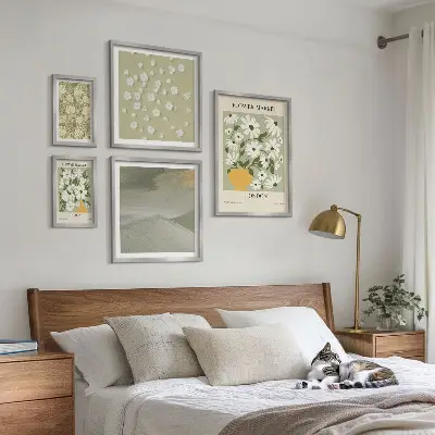 Billedkomposition til væg med blomstermotiver i bymiljø