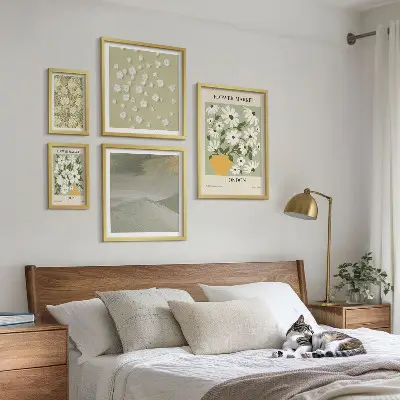 Billedkomposition til væg med blomstermotiver i bymiljø