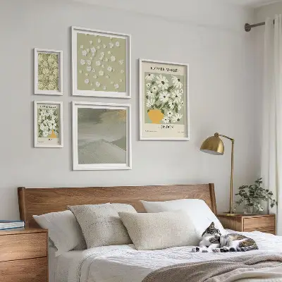 Billedkomposition til væg med blomstermotiver i bymiljø