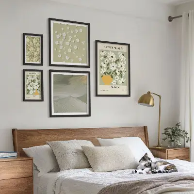 Billedkomposition til væg med blomstermotiver i bymiljø