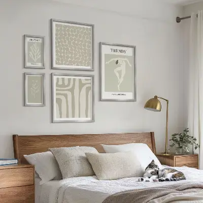 Abstrakt grønt grafisk billede tilsat som sæt over sofaen