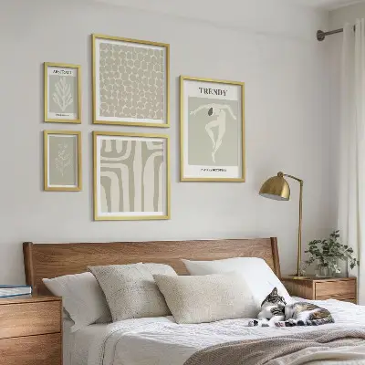 Abstrakt grønt grafisk billede tilsat som sæt over sofaen