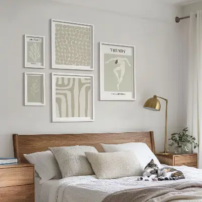 Abstrakt grønt grafisk billede tilsat som sæt over sofaen