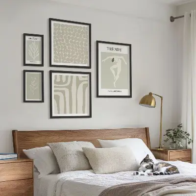 Abstrakt grønt grafisk billede tilsat som sæt over sofaen