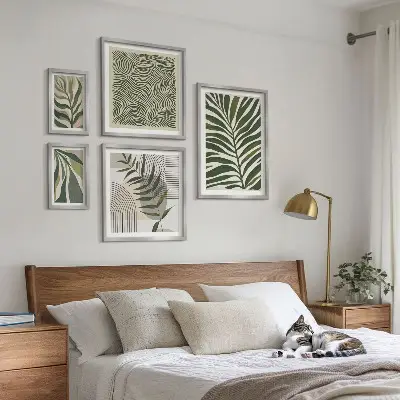 Billedsæt over sofa med moderne plantemønstre