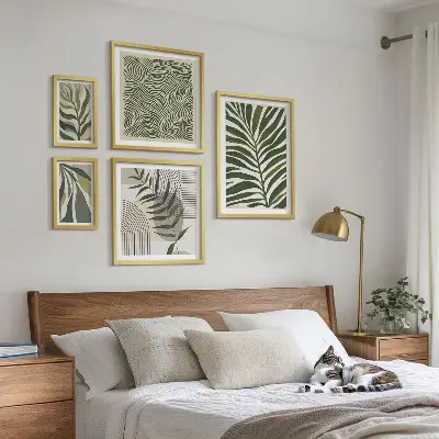 Billedsæt over sofa med moderne plantemønstre