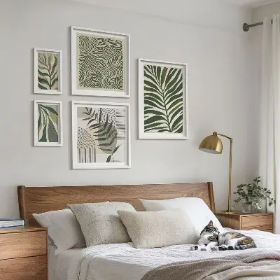 Billedsæt over sofa med moderne plantemønstre
