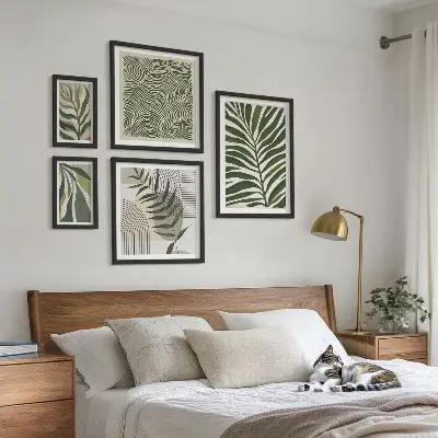 Billedsæt over sofa med moderne plantemønstre