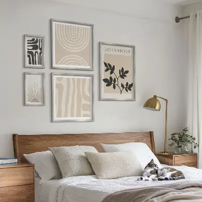 Billedsæt over sofa med stilfulde neutrale plantemotiver