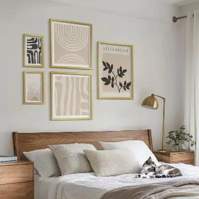 Billedsæt over sofa med stilfulde neutrale plantemotiver