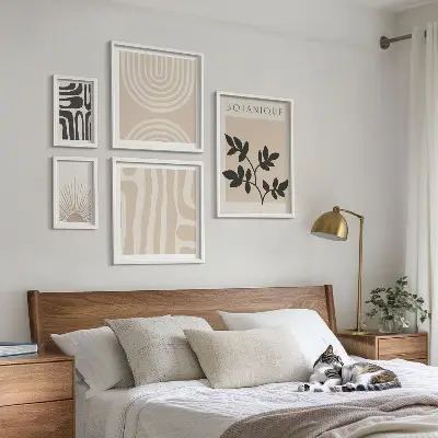 Billedsæt over sofa med stilfulde neutrale plantemotiver