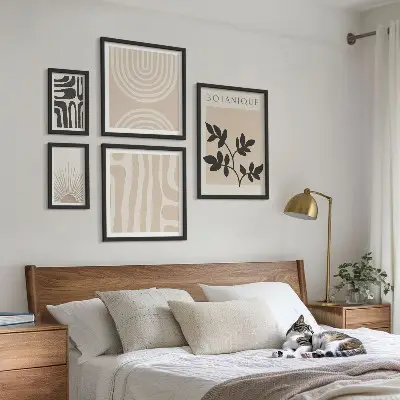 Billedsæt over sofa med stilfulde neutrale plantemotiver