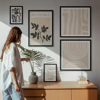 Billedsæt over sofa med stilfulde neutrale plantemotiver