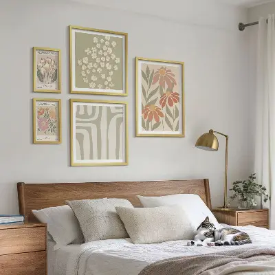 Billedsæt til væggen over sofaen med blomstermønstre i London og Paris boho-stil