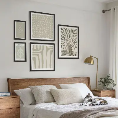 Billedsæt over sofa med skandinaviske plantemønstre