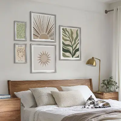 Billedsæt over sofa med stilfuld abstrakt plantegrafik