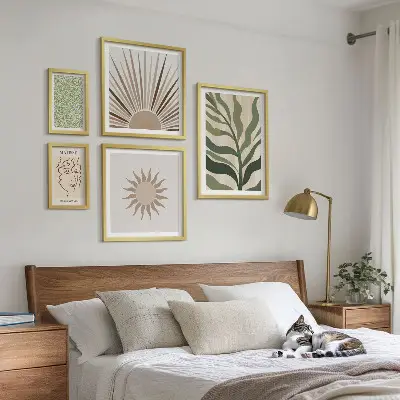 Billedsæt over sofa med stilfuld abstrakt plantegrafik