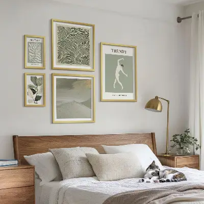 Abstrakt billedsæt til ophængning over sofaen med plantemotiver i stilfuldt design