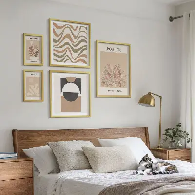 Billedsæt over sofa med stilfulde planteabstraktioner