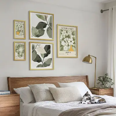 Billedsæt over sofa med blomstermotiver fra London, Dublin og Tokyo